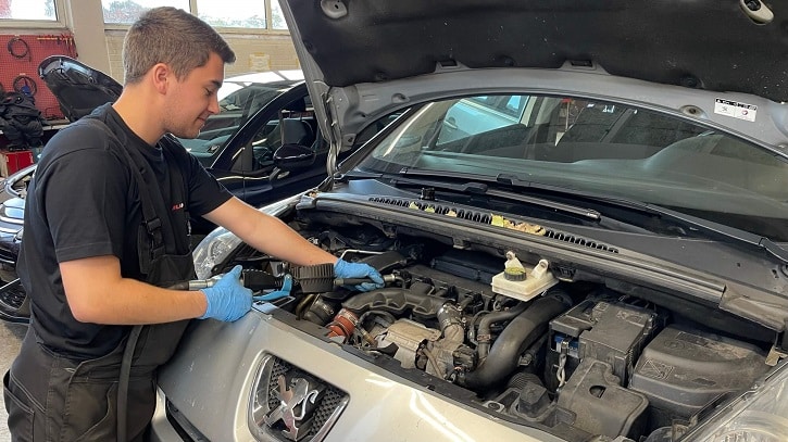 Service på Peugeot Serviceeftersyn på en Peugeot hos Aunetto