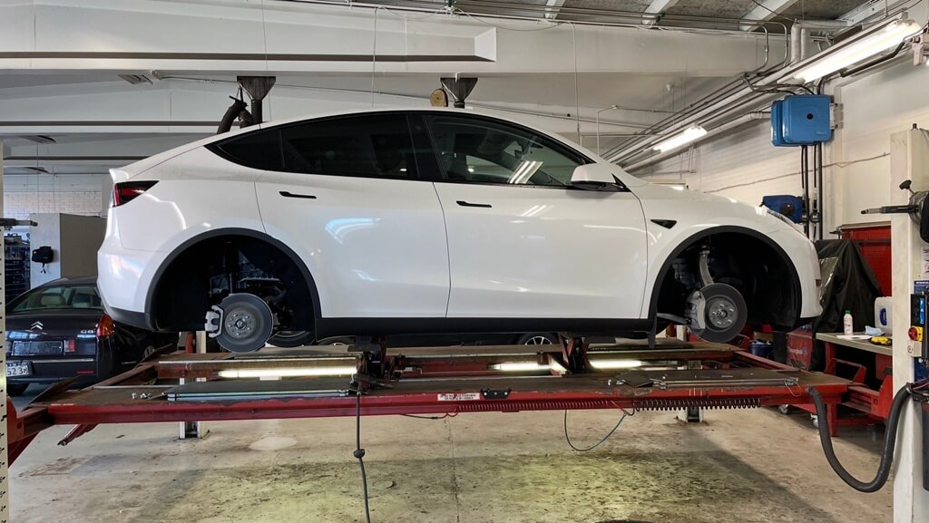 Tesla på lift hos Aunetto Herning